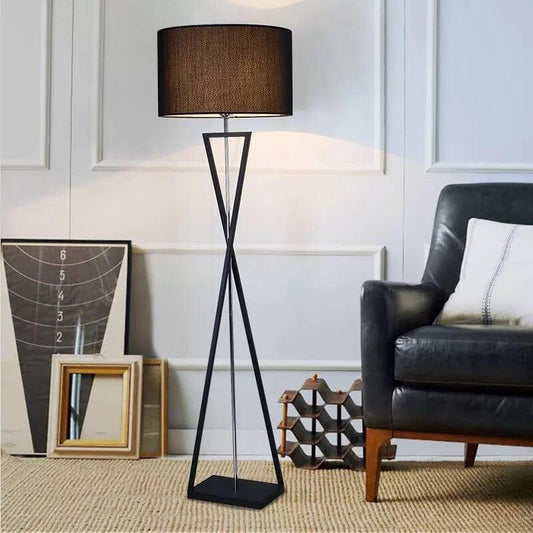 Hourglass-shaped floor lamp in black & silver finish – lit in modern living room – N I CREATIONS™